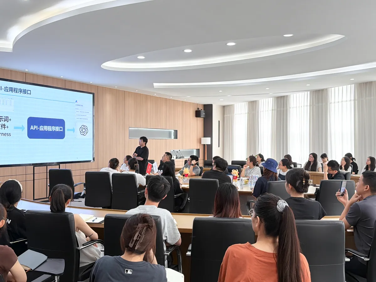 TKG College Holds Interactive AI Knowledge Special Training