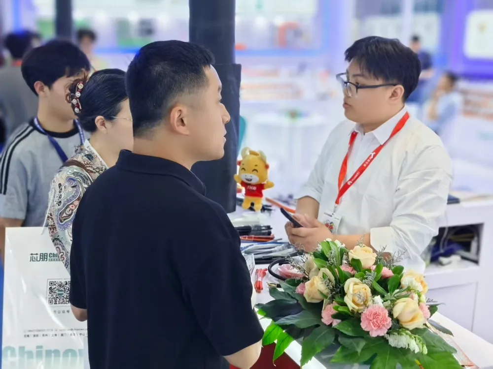 TKG CHINA – Meeting buyers at a trade show